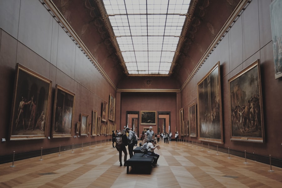 Grande galerie de musée aux murs couverts de tableaux