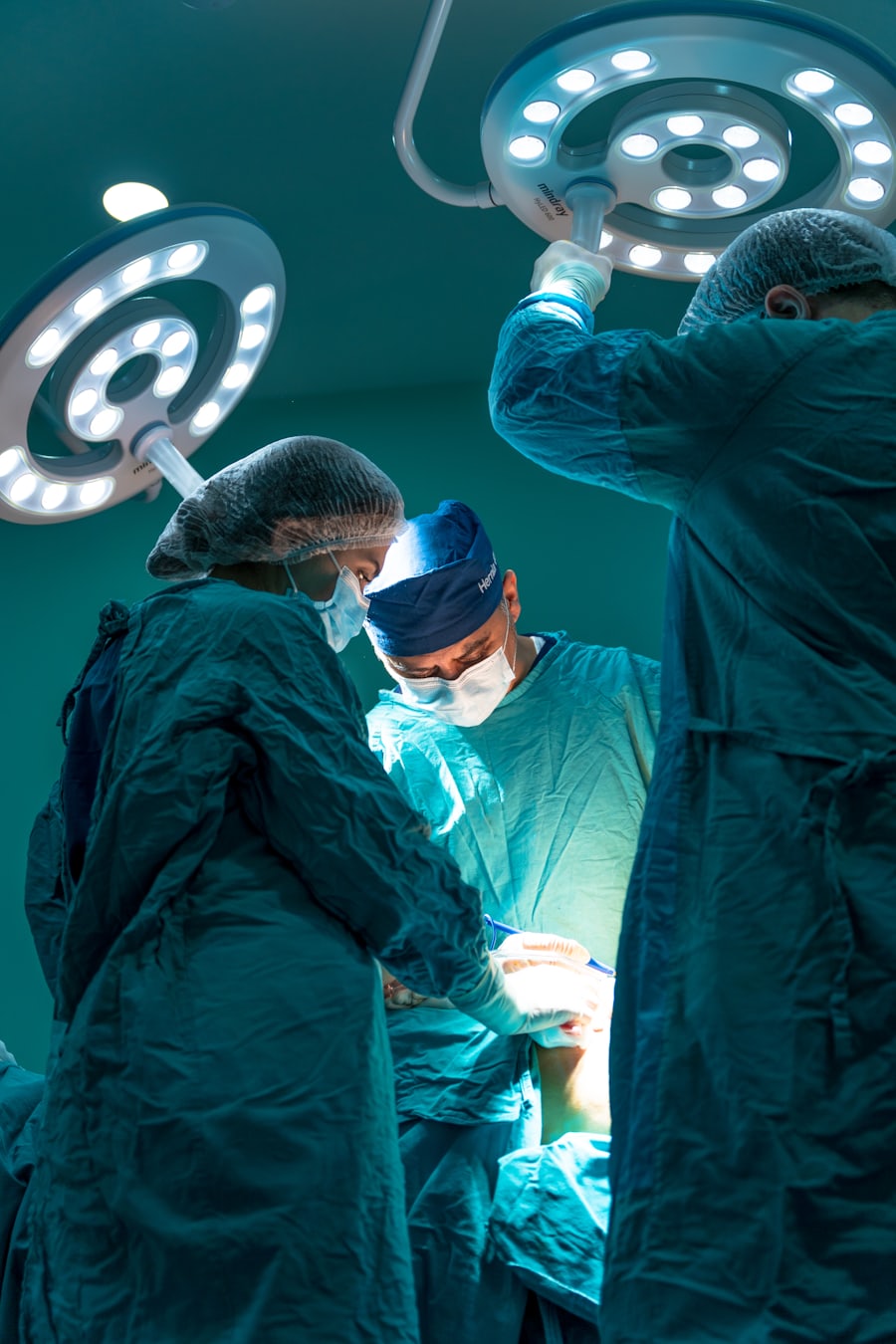 Équipe médicale au bloc opératoire
