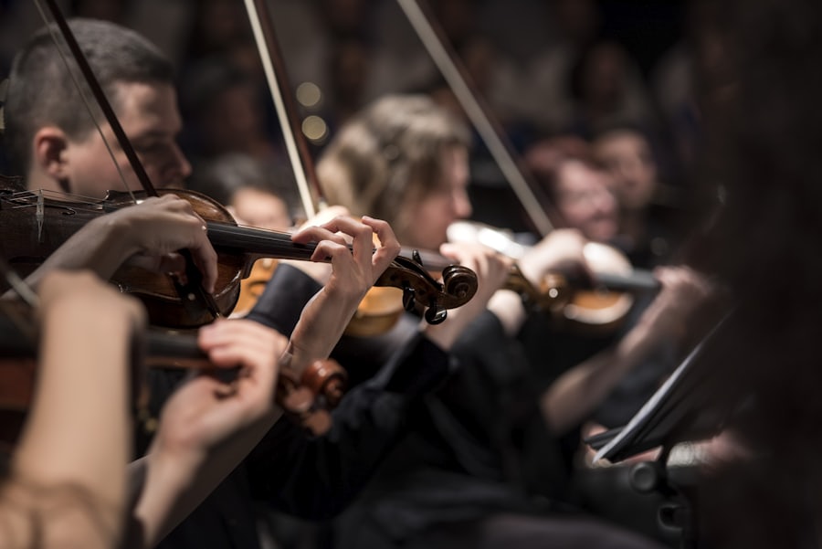 Violonistes d’un orchestre en concert